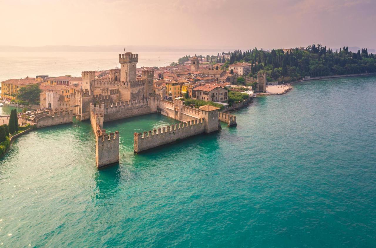 Charming Attic Apartment With Balcony & Swimming Pool Desenzano del Garda Extérieur photo